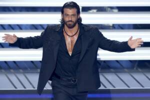 Can Yaman in total black a Sanremo 2026