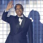 Carlo Conti saluta il pubblico di Sanremo 2026
