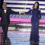 Carlo Conti e Laura Pausini si tengono la mano a Sanremo 2026
