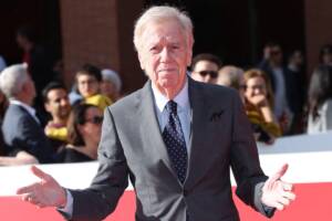 Claudio Lippi sfila sul tappeto rosso per il film "Io, Noi e Gaber"