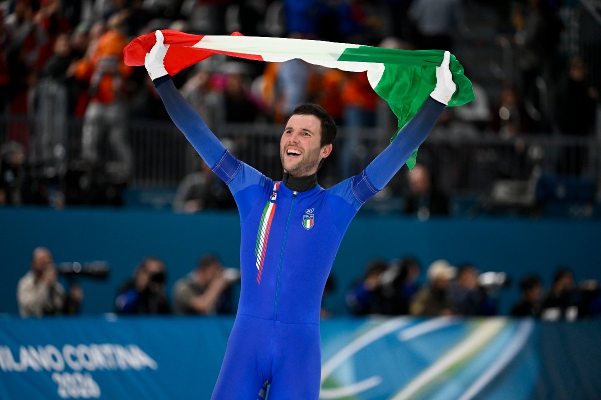Davide Ghiotto, Andrea Giovannini, Michele Malfatti per la squadra italiana celebrano la vittoria durante la finale di inseguimento a squadre maschile di Speed Skating, Olimpiadi Invernali Milano Cortina 2026, Milano - Speed Skating Stadium,17 Febbraio 2026. (Photo by Stefano Guidi/Getty Images)