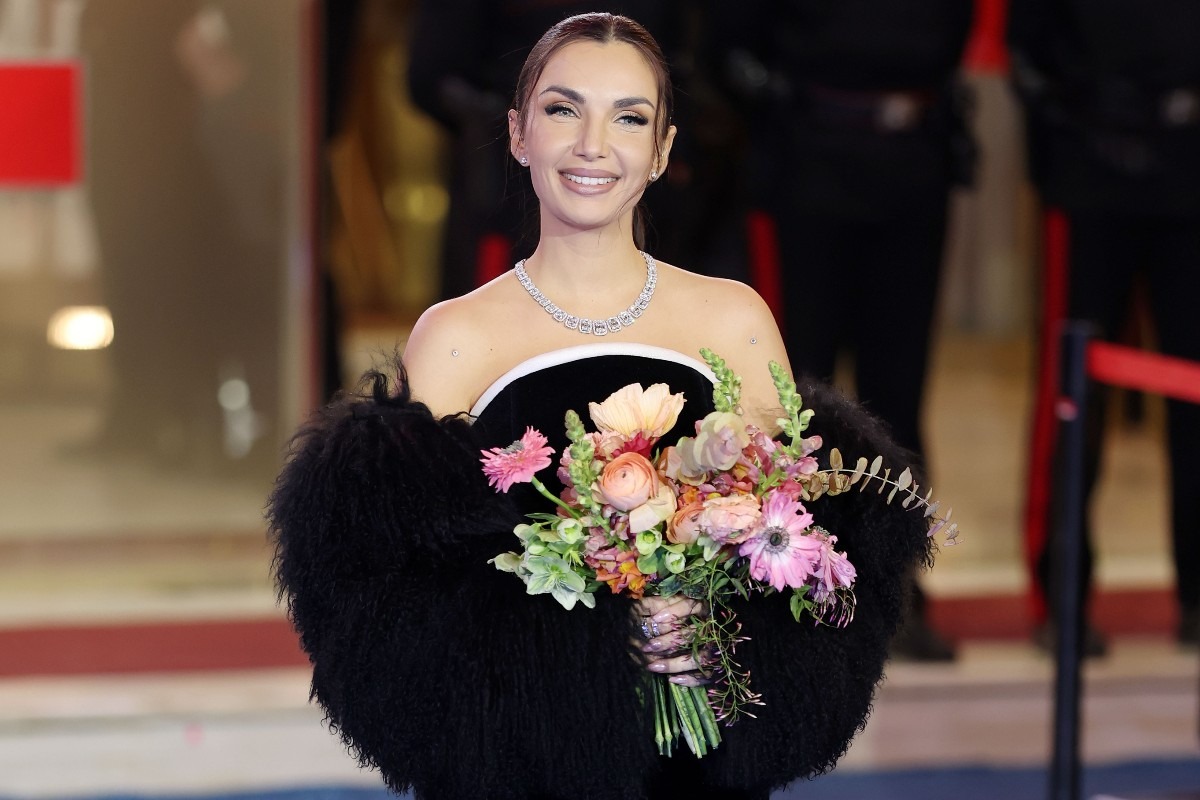 Elettra Lamborghini vestita di nero al green carpet di Sanremo 2026