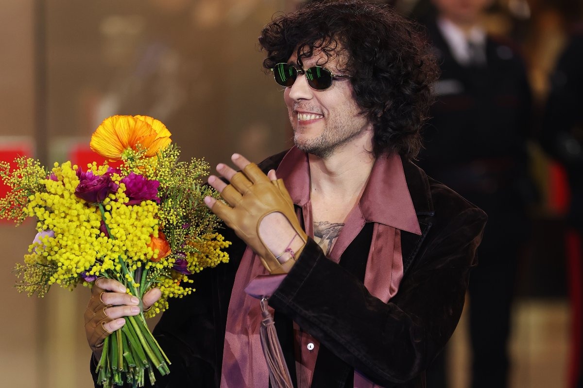Ermal Meta durante il green carpet di Sanremo 2026