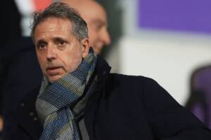 Fabio Paratici osserva la sfida di Serie A tra Fiorentina e Torino allo stadio Artemio Franchi