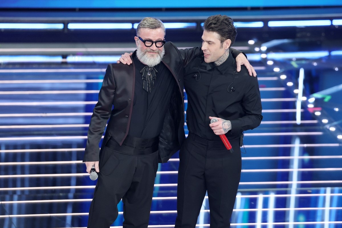 Fedez e Marco Masini si esibiscono a Sanremo 2026