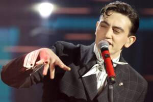 Michele Bravi si esibisce a Sanremo 2026