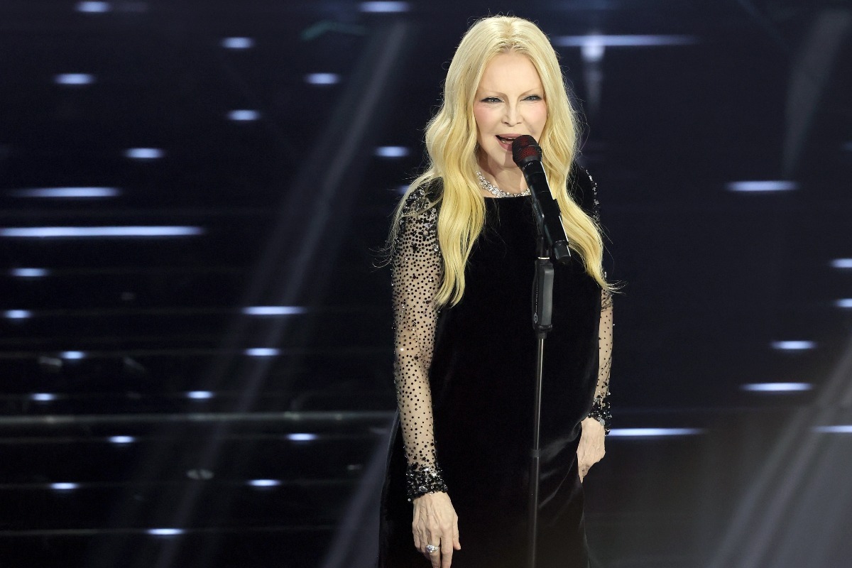 Patty Pravo in total black canta a Sanremo 2026