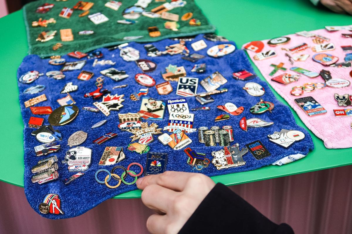 I collezionisti si scambiano spille durante il Pin Trading Monday alla House of Switzerland Italia 2026, in occasione delle Olimpiadi Invernali di Milano Cortina 2026