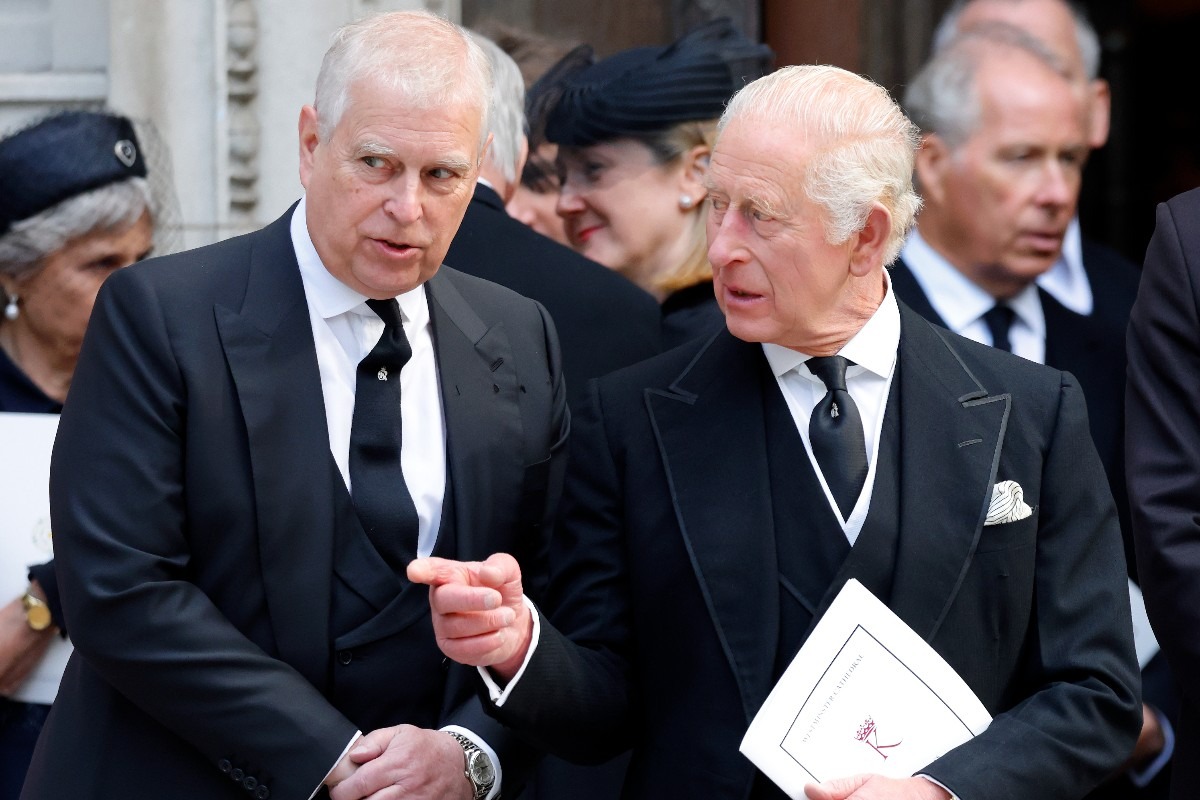Il Principe Andrea, Duca di York, e Re Carlo III partecipano alla Messa di Requiem per Katharine, Duchessa di Kent