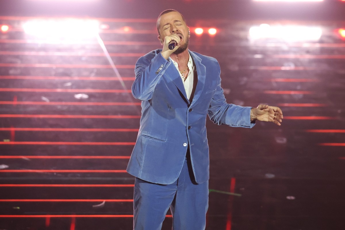 Raf si esibisce con un completo grigio al Festival di Sanremo 2026