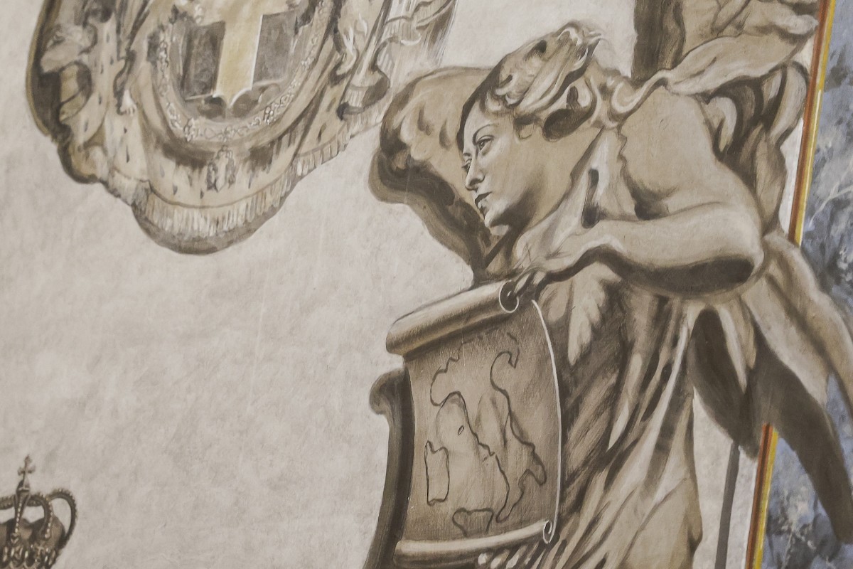 Dettaglio di un affresco con un angelo che ricorda Giorgia Meloni