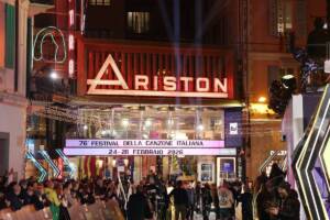 Vista esterna del Teatro Ariston durante la 76ª edizione del Festival di Sanremo 2026