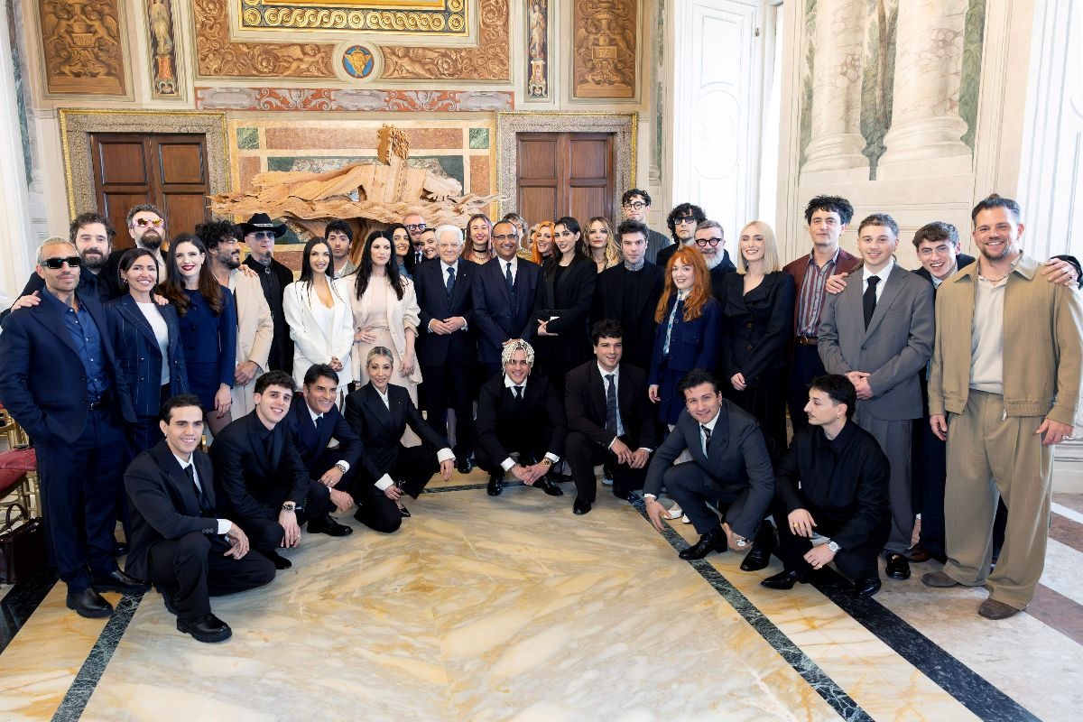 Il presidente Sergio Mattarella riceve il cast di Sanremo 2026 al Quirinale.