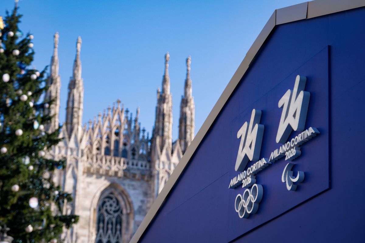 Il logo delle Olimpiadi Milano-Cortina 2026 con il Duomo di Milano sullo sfondo