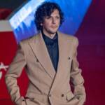 Ermal Meta sfila sul red carpet per il debutto di “La Vita Va Così”