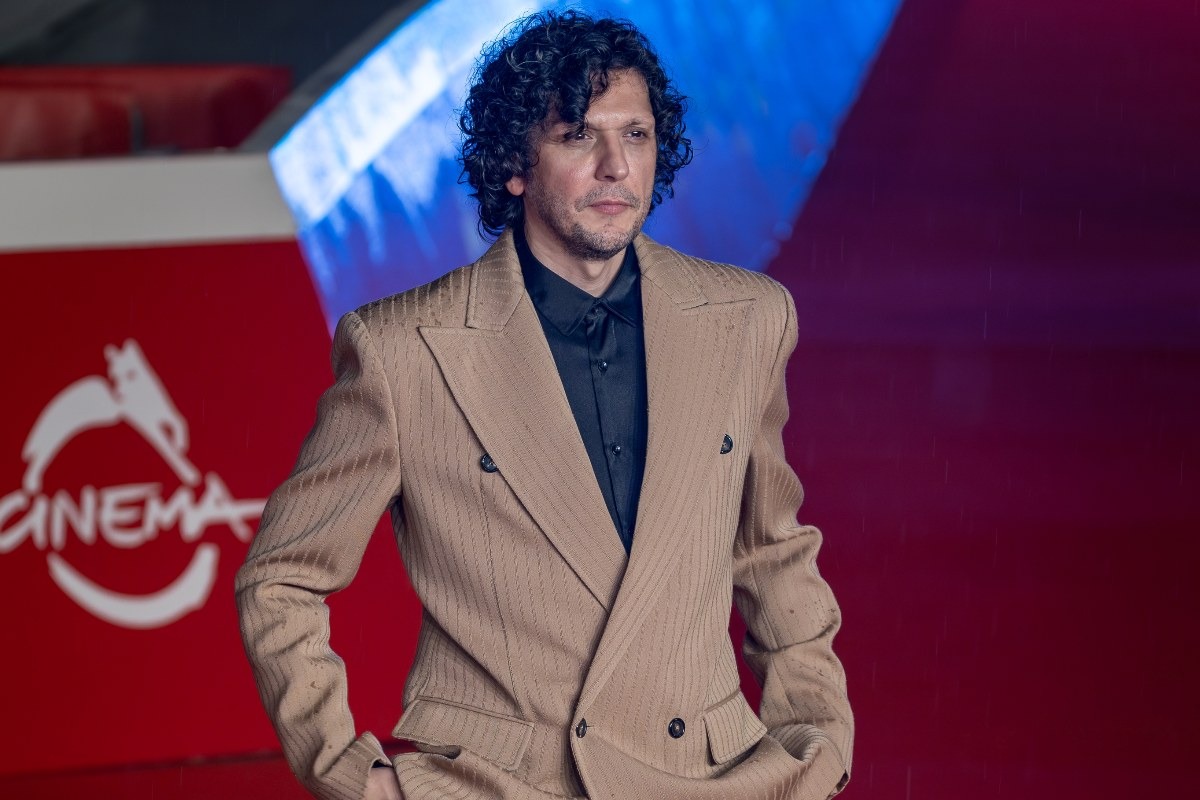 Ermal Meta sfila sul red carpet per il debutto di “La Vita Va Così”