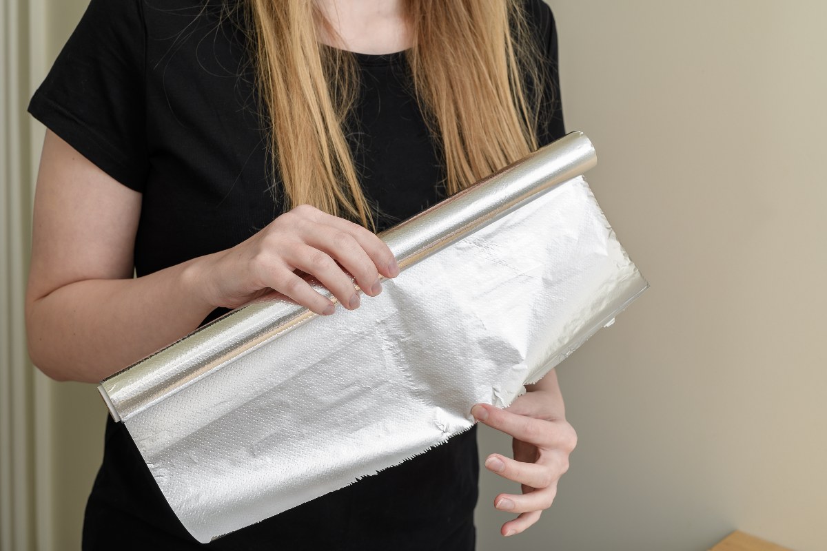 Una donna con in mano della carta stagnola