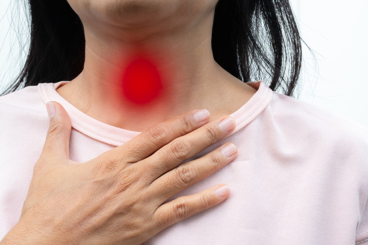 Una donna con la gola infiammata