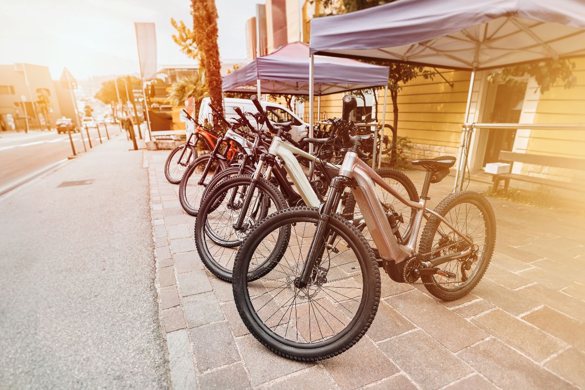 Stazione di noleggio per e-bike.