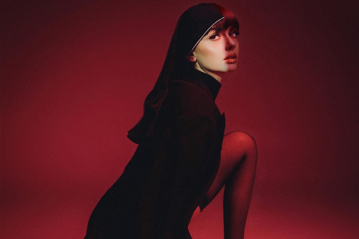Annalisa vestita da suora nel videoclip di Canzone Estiva