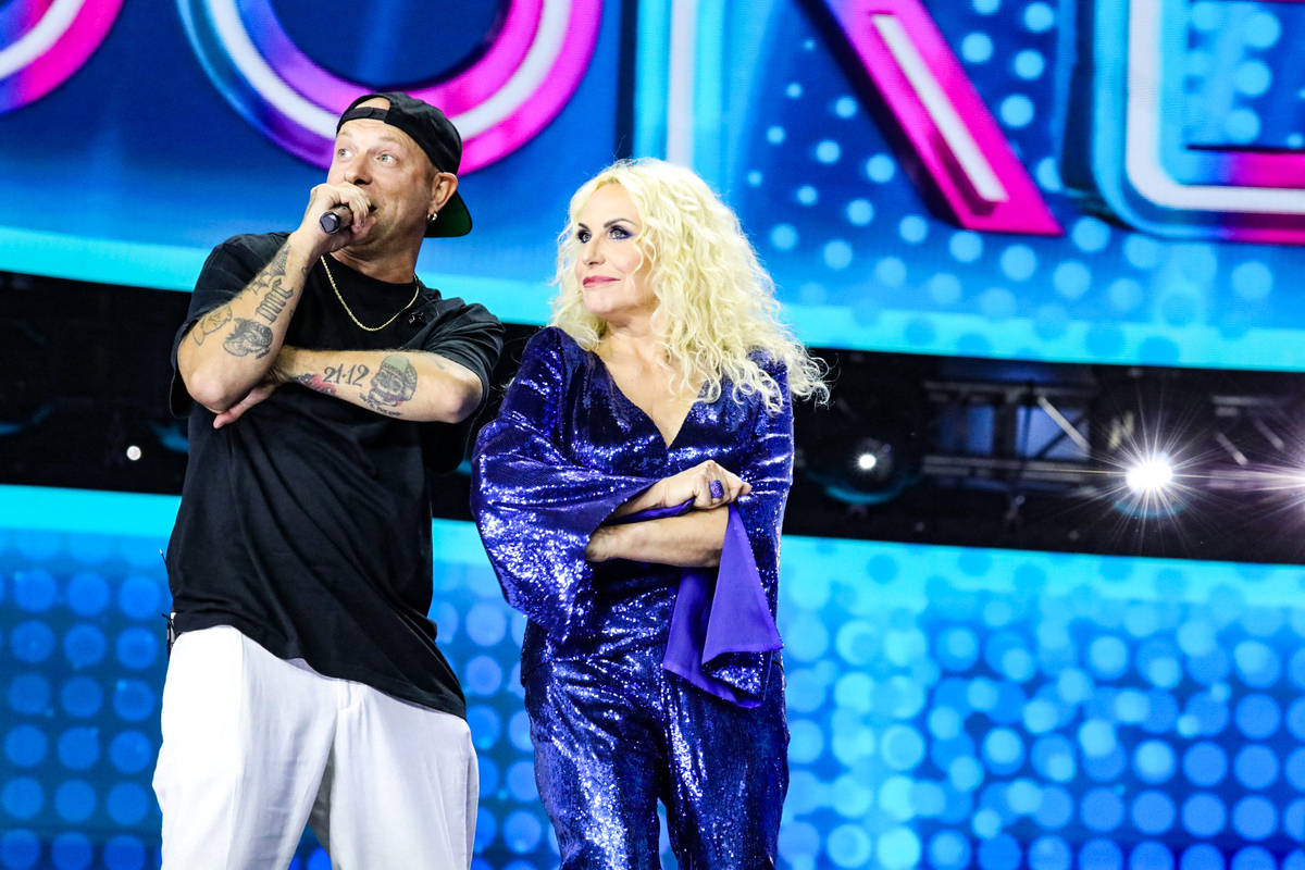 Antonella Clerici e Clementino sul palco di Jukebox - La notte delle hit