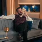 In foto, Giovanni Calvario, concorrente del Grande Fratello Vip 2026, posa seduto sul divano