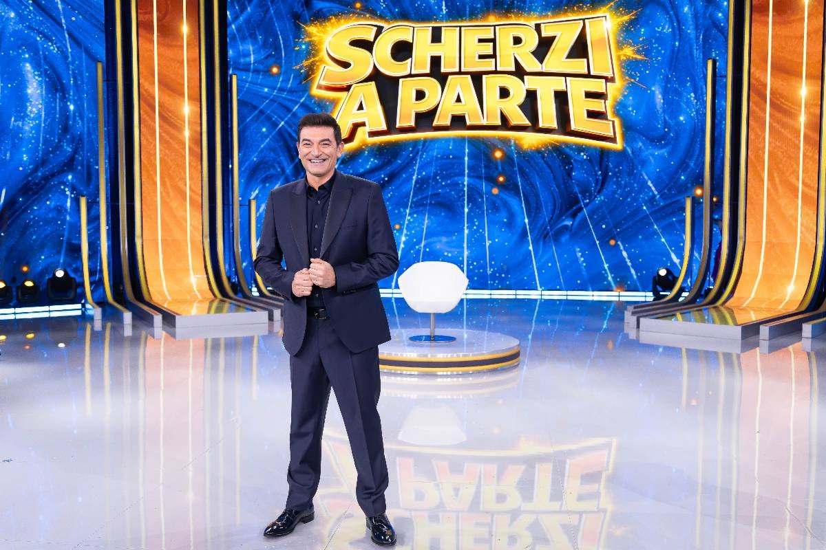 Max Giusti, in foto, il conduttore, nello studio di "Scherzi a parte"
