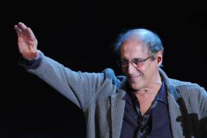 Adriano Celentano si esibisce sul palco del Teatro Ariston di Sanremo