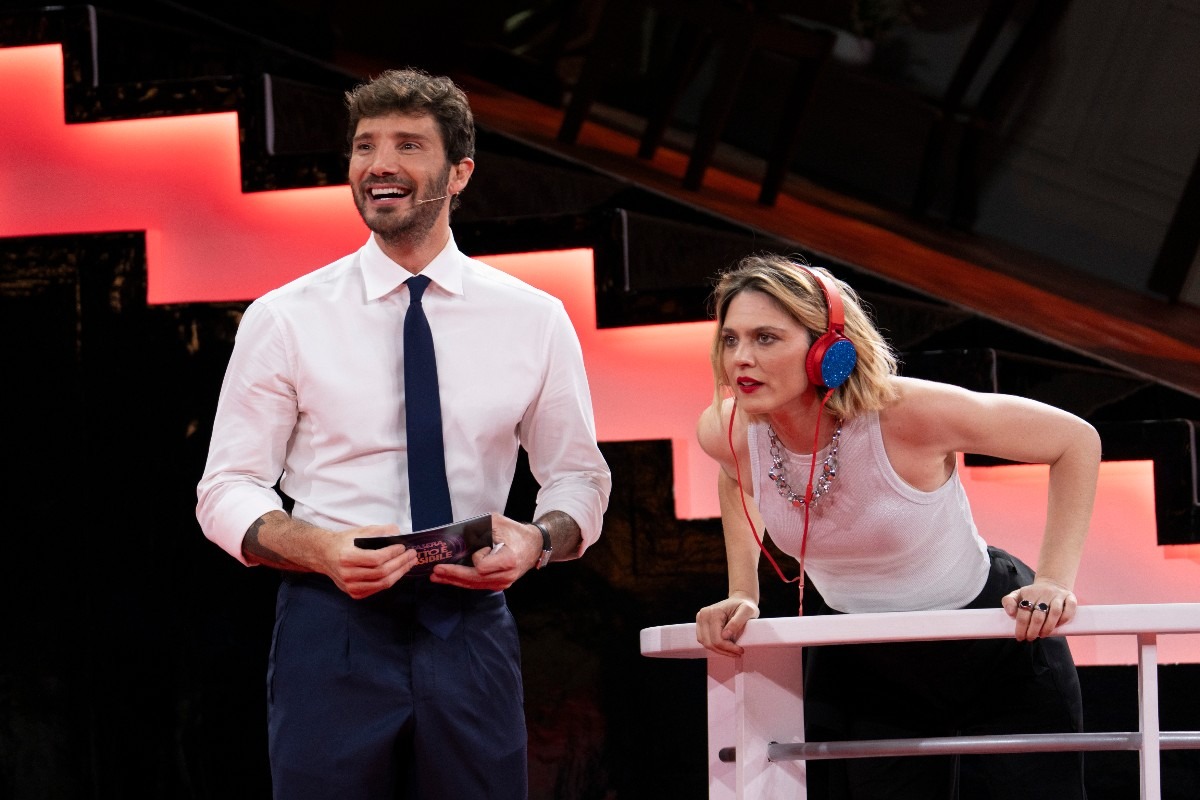 Brenda Lodigiani e Stefano De Martino durante la seconda puntata del programma Rai 2 “Stasera tutto è possibile”