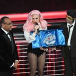 Carlo Conti, Ditonellapiaga e TonyPitony durante la serata dei duetti a Sanremo 2026