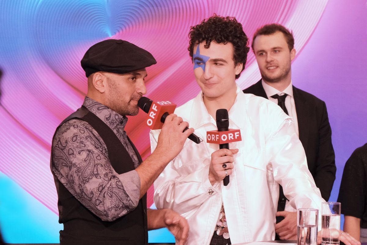 Eric Papilaya (L) e Cosmó, alias Benjamin Gedeon, intervengono durante la competizione austriaca per l’ESC 2026
