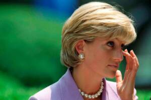 Diana, Principessa del Galles, mentre tiene un discorso contro le mine antiuomo presso la sede della Croce Rossa a Washington