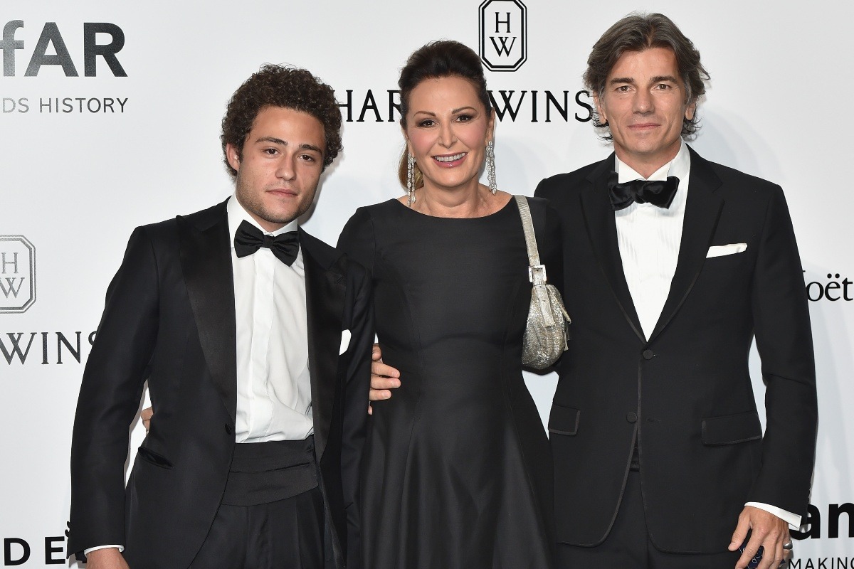 Lorenzo Mazzaro, Daniela Santanchè e Dimitri D’Asburgo sfilano sul red carpet dell’amfAR Milano 2016