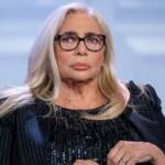 Mara Venier è presente sul set di “Porta a Porta” per celebrare i 30 anni del programma TV