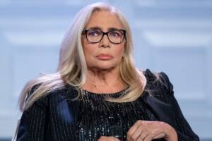 Mara Venier è presente sul set di “Porta a Porta” per celebrare i 30 anni del programma TV