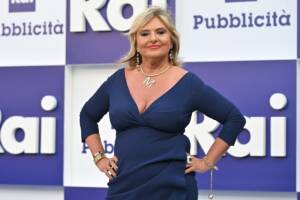 Monica Setta vestita di nero alla presentazione dei palinsesti Rai