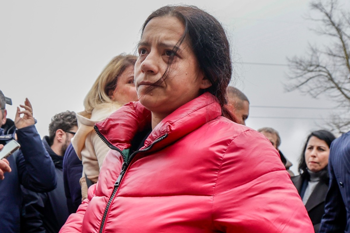 Patrizia Mercolino, madre del piccolo Domenico Caliendo che ha ricevuto un trapianto di un cuore danneggiato, fotografata fuori dall'ospedale Monaldi. (Photo by Salvatore Laporta/KONTROLAB/LightRocket via Getty Images)