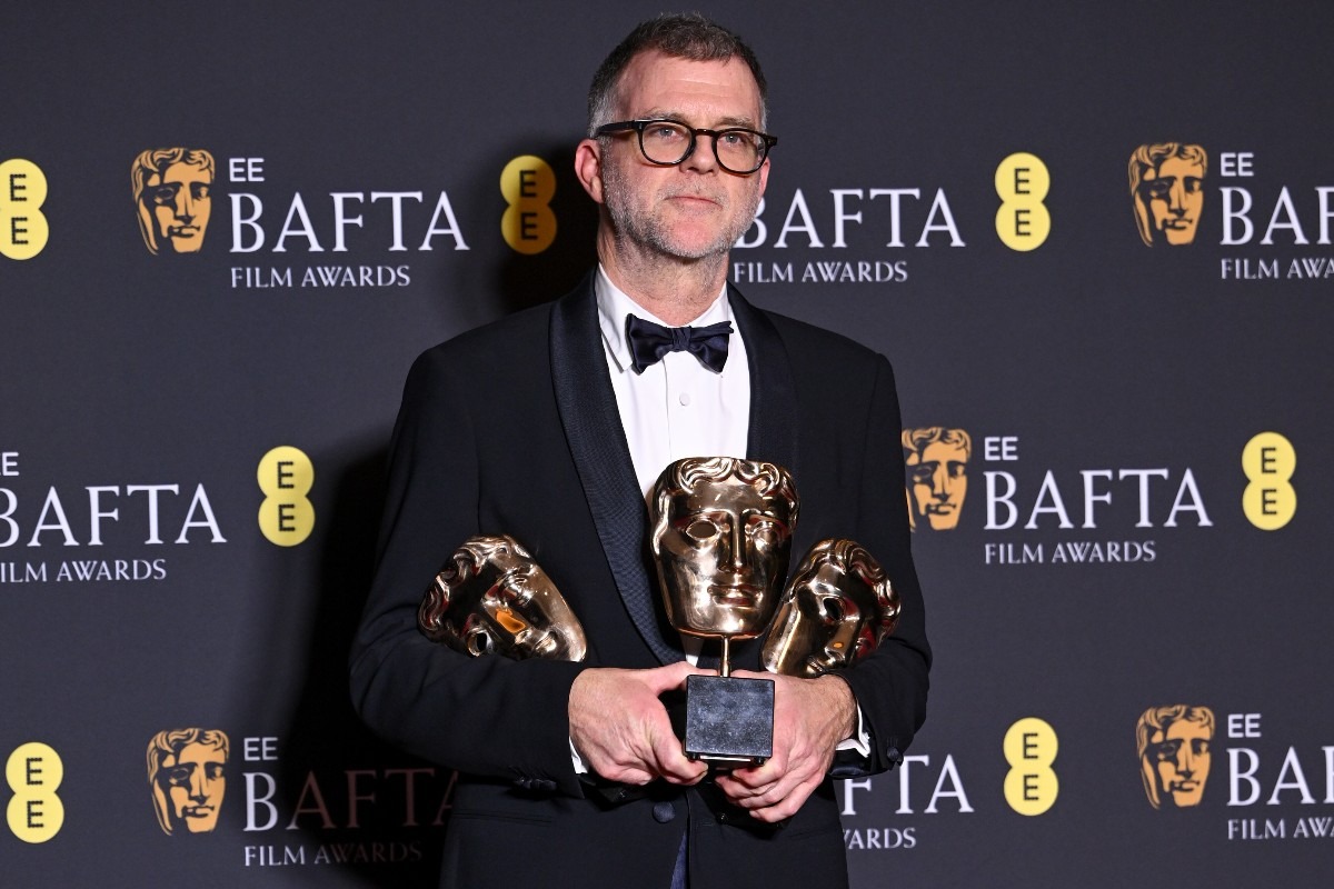 Paul Thomas Anderson, posa con i premi ricevuti ai "EE BAFTA Film Awards" 2026, tenutasi al The Royal Festival Hall, 22 febbraio 2026 a Londra, Inghilterra. (Foto di James McCauley/Variety via Getty Images)
