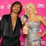 Pete Parkkonen e Linda Lampenius posano sorridenti