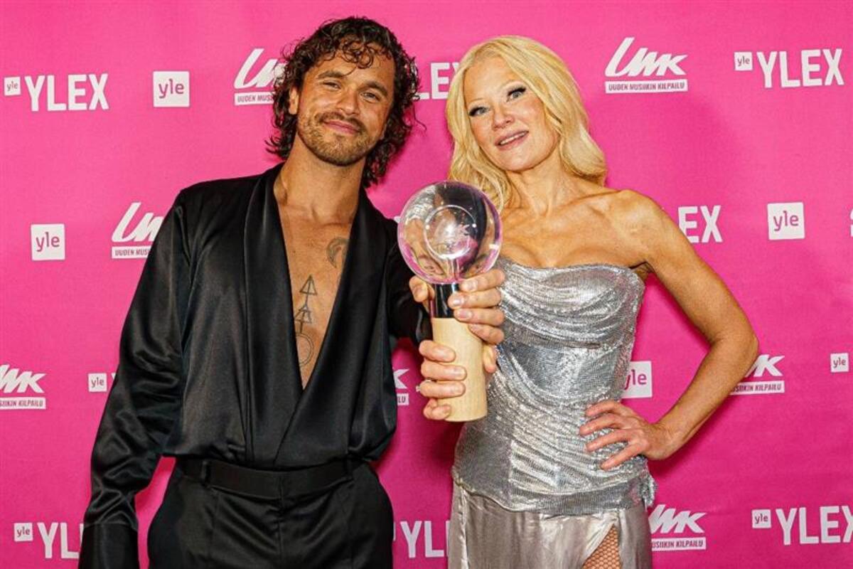 Pete Parkkonen e Linda Lampenius posano sorridenti