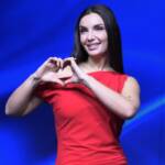 Elettra Lamborghini fa il simbolo del cuore a Canzonissima