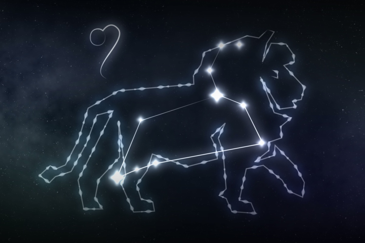 Segno del Leone e costellazione luminosa su sfondo scuro.
