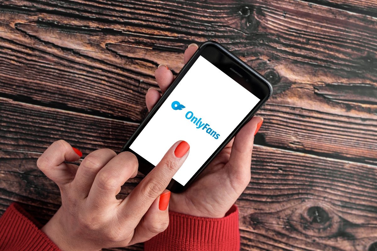 Il logo di OnlyFans sul cellulare