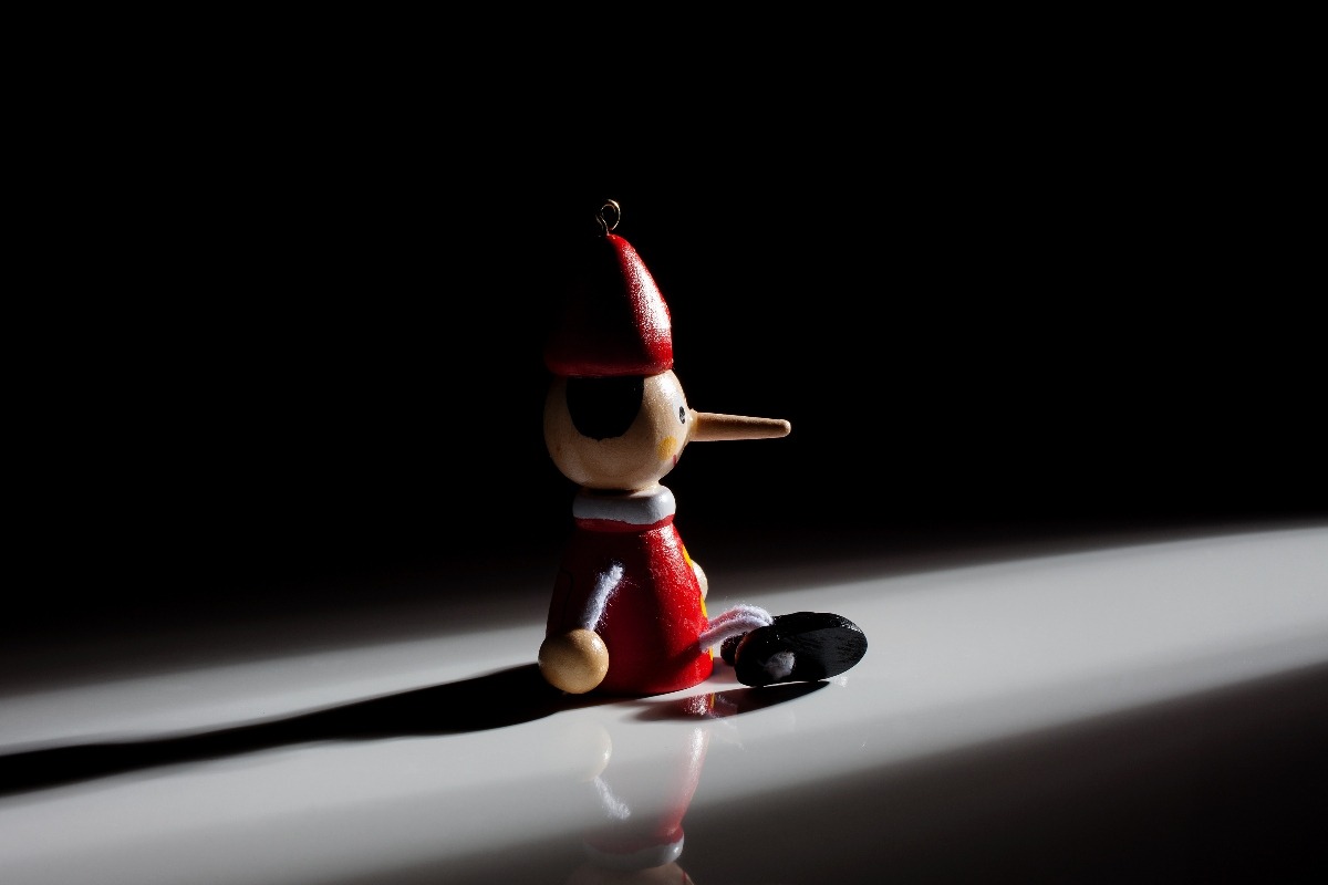 Pinocchio di legno che proietta la sua ombra