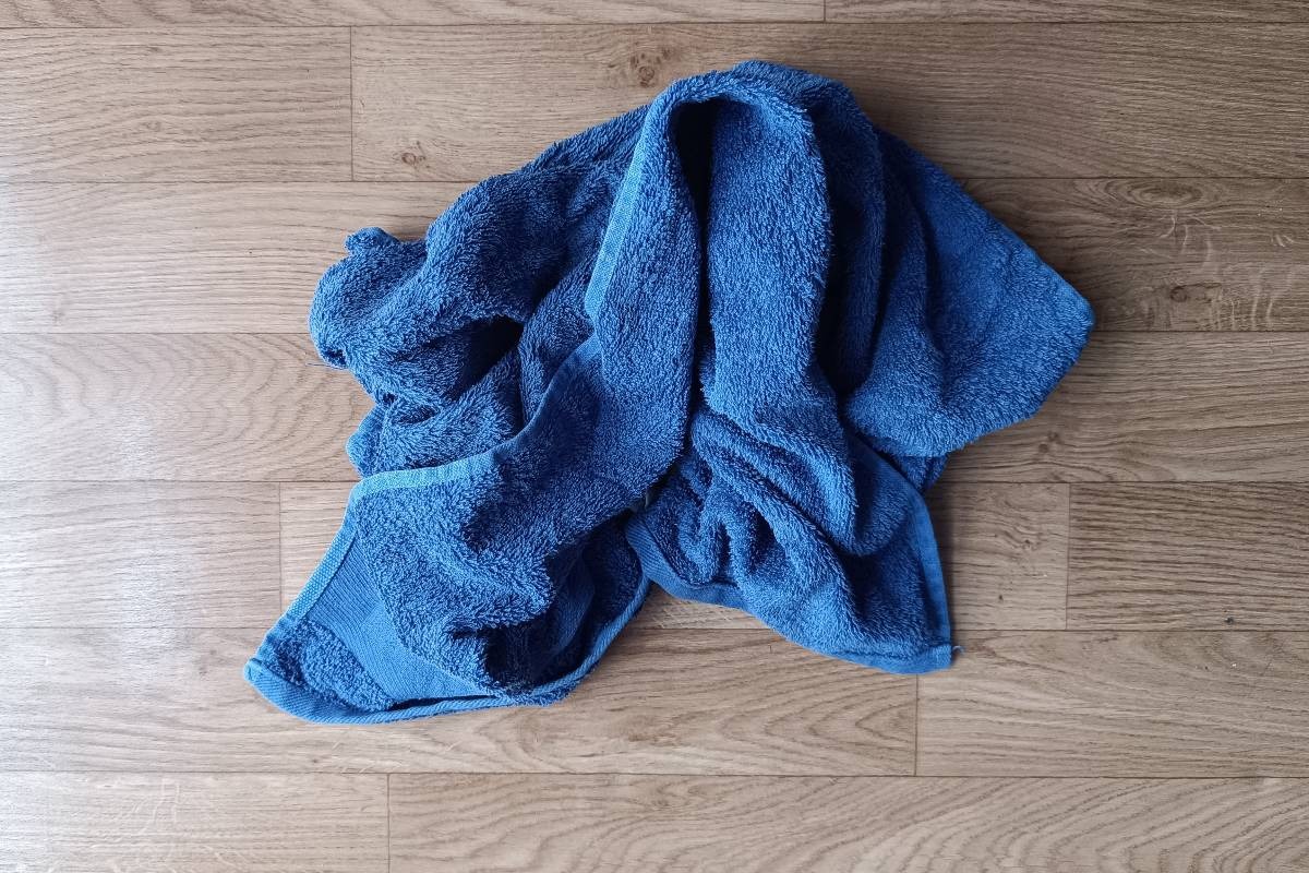 Un asciugamano blu sul pavimento