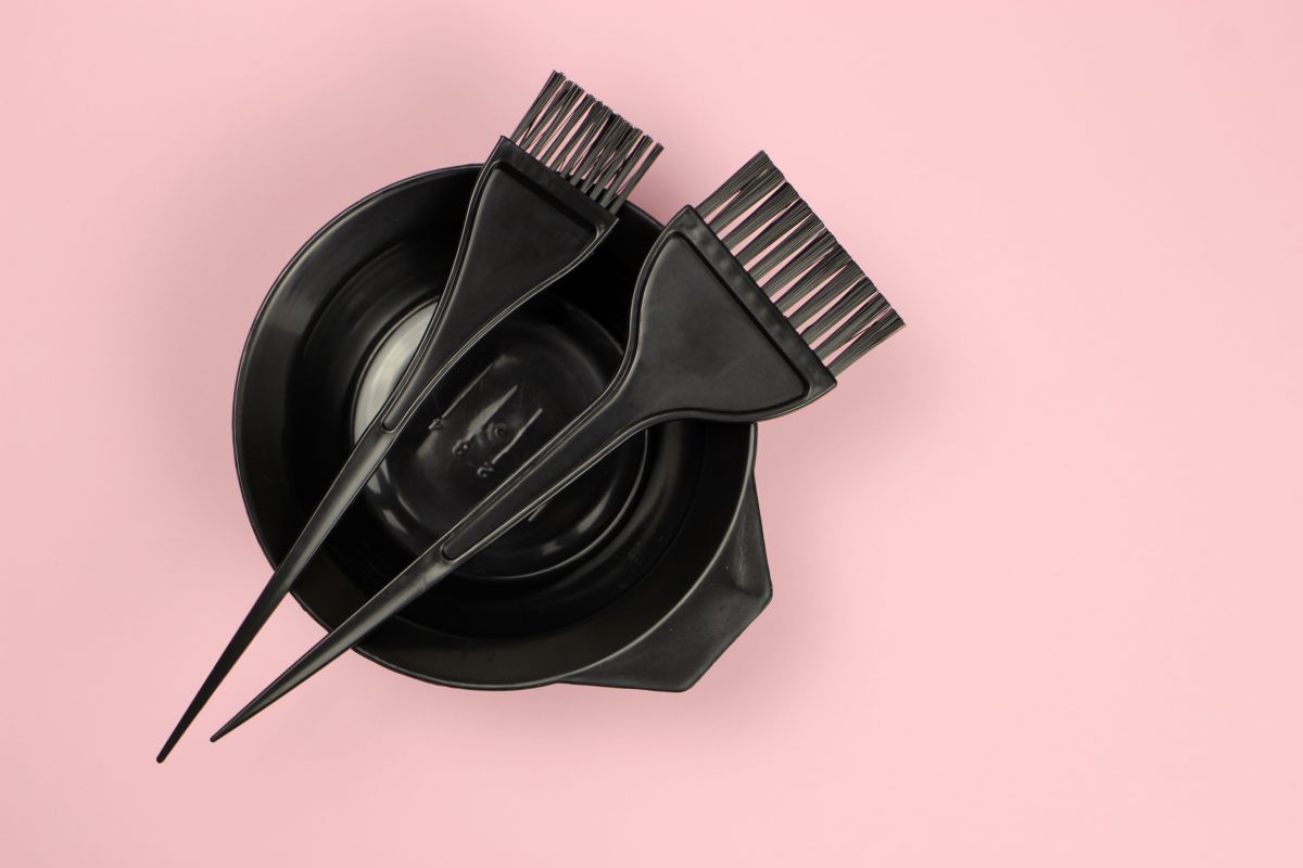 Ciotola e pennelli per la tinta dei capelli.