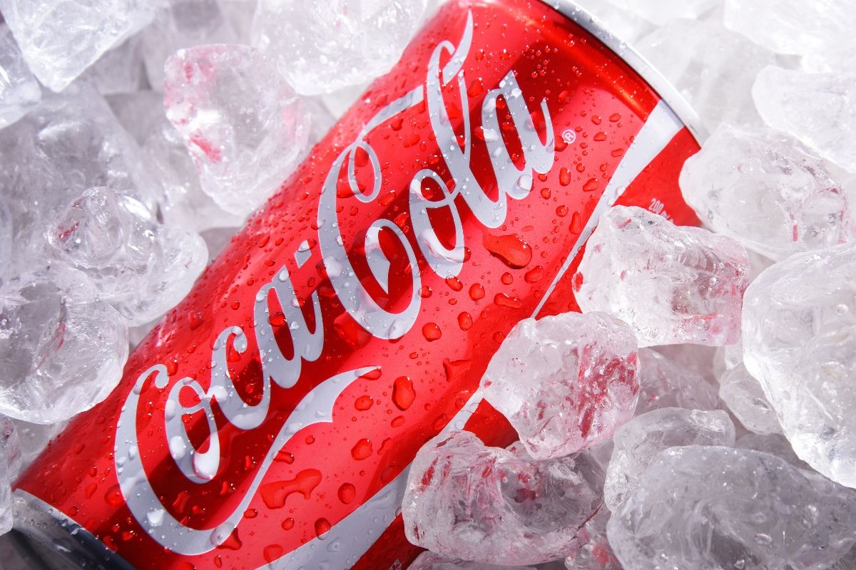 Una lattina rossa di Coca Cola nel ghiaccio