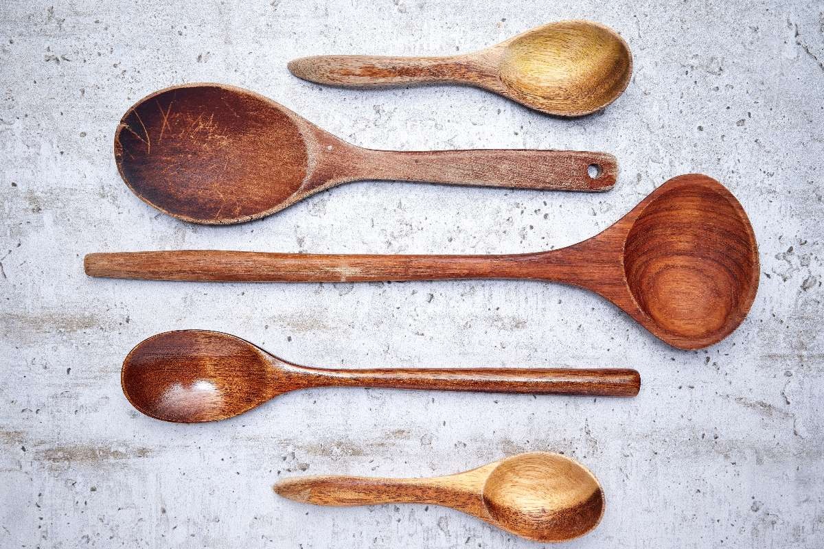 I cucchiai di legno sul ripiano