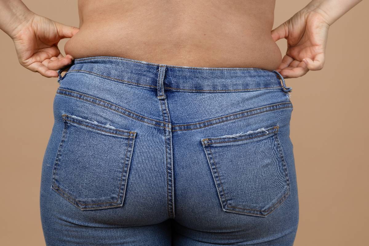 Il primo piano dei fianchi di una donna nei jeans