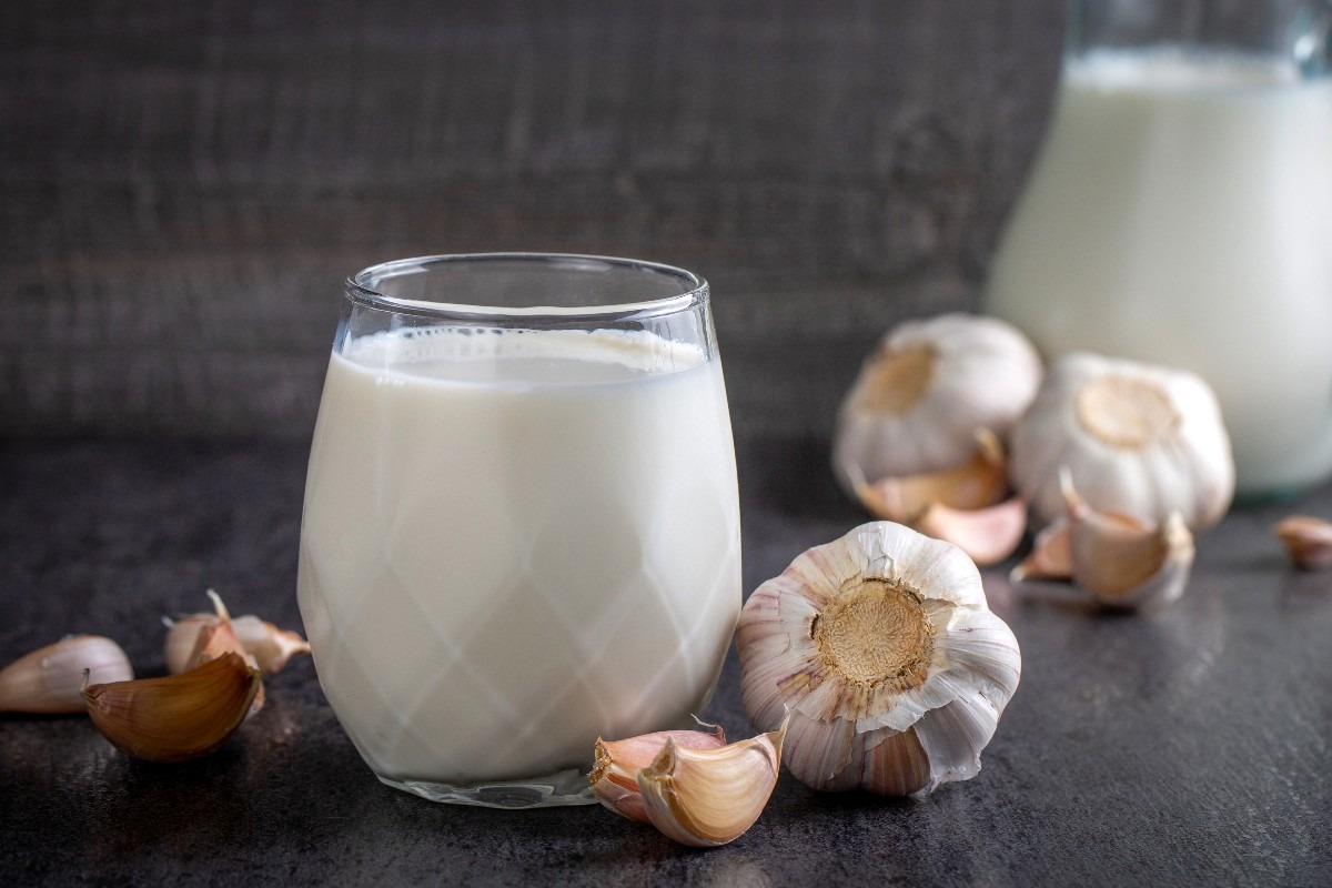 Un bicchiere di latte e aglio